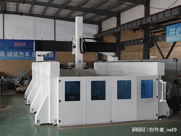 碳纤维五轴加工中心 全封闭机床结构 改变复材加工工艺(图1)