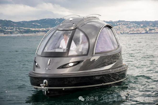 九游官网海上外星人！意大利推出酷似宇宙飞船的碳纤维小艇(图2)