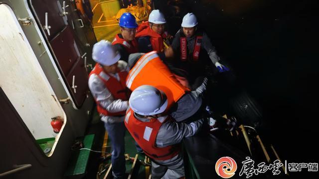 防城港一钓鱼船翻沉12名遇险人员已成功获救(图4)