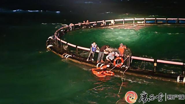 防城港一钓鱼船翻沉12名遇险人员已成功获救(图2)