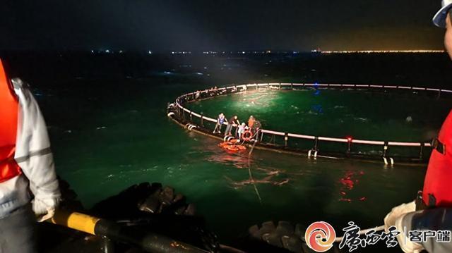 防城港一钓鱼船翻沉12名遇险人员已成功获救(图1)