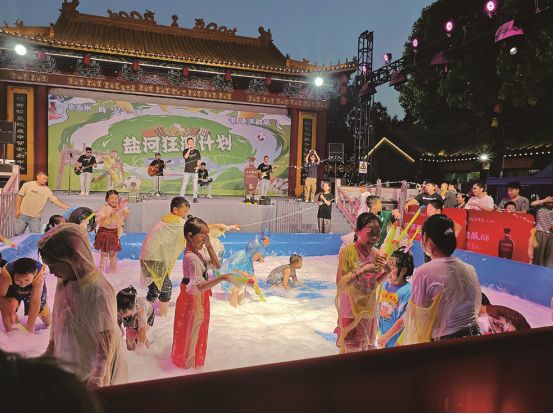 江苏连云港：“观水”“玩水”“夜游”纳凉经济迸发强劲动能九游app(图2)