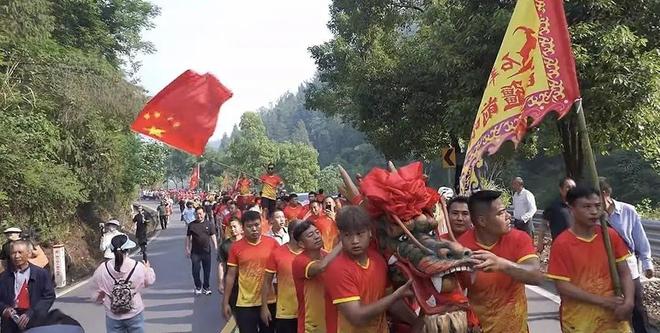 国防部发布硬核“赛龙舟”视频麻阳龙舟登船仪式霸气开头！(图4)