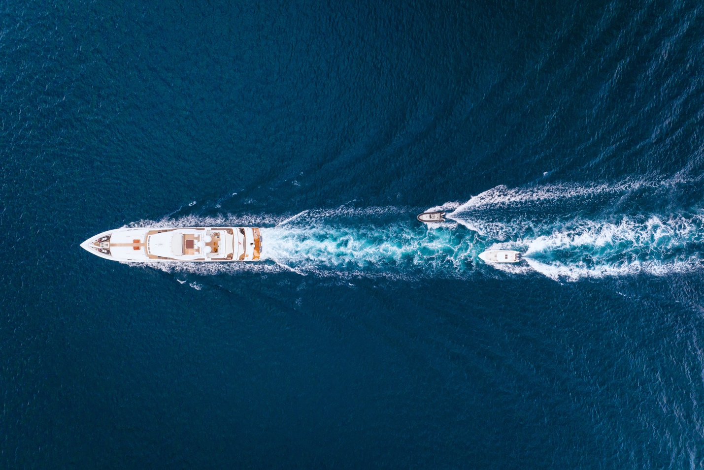 众赢财富通：刘强东50亿布局游艇产业(图1)