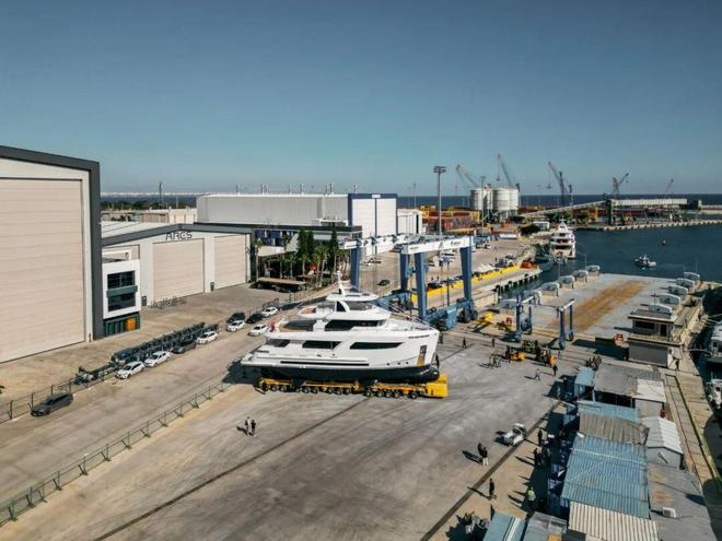 九游官网Bering Yachts年度第二艘力作——B88探险游艇成功下水（视频）(图6)