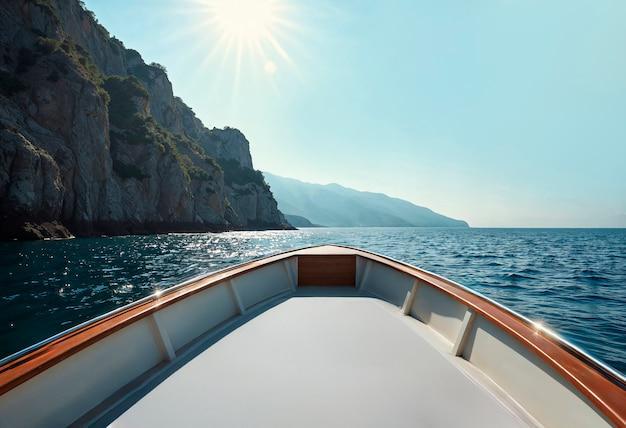 九游娱乐官方网站三亚游艇出海垂钓要花多少钱？这样玩才不踩坑省钱又尽兴！(图1)