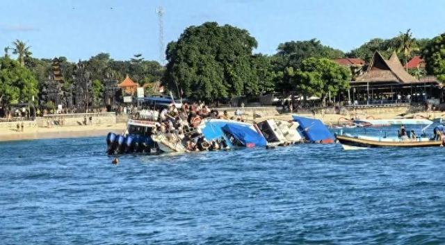 印尼一载94人快艇突然倾覆！中国游客九游娱乐官方网站讲述砸窗逃生惊险一幕
