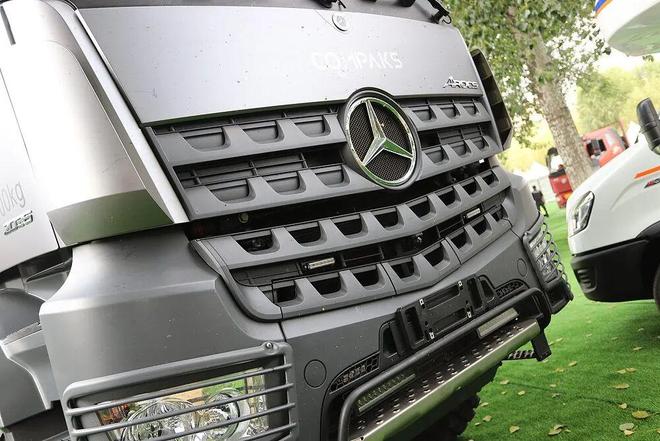 全球首款整体金属模具碳纤维车身重卡房车：康派斯陆地A380-天阙(图2)