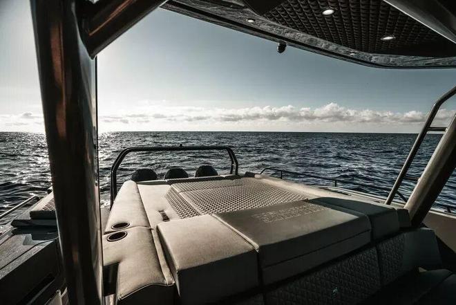 巴博斯全新Shadow 1500游艇亮相戛纳九游官方app入口三V8引擎1500匹马力 酷乐汽车(图4)