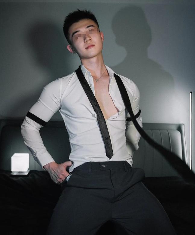 23岁男模直播赶海被榜一大哥带上私人游艇隔天在肛肠科痛哭(图1)