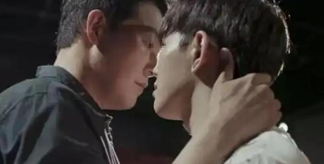 23岁男模直播赶海被榜一大哥带上私人游艇隔天在肛肠科痛哭(图6)