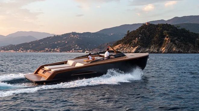 70年代意大利经典木制游艇的超现代再现