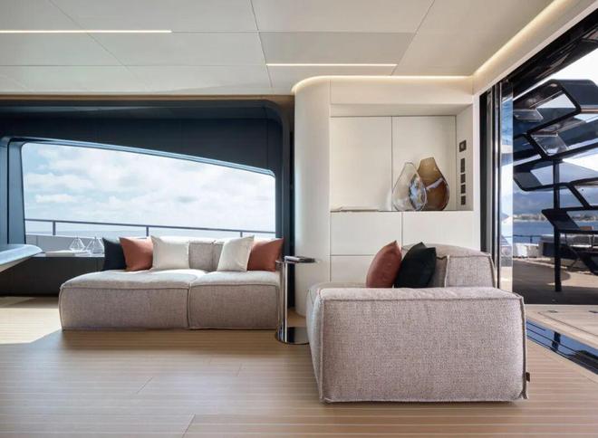 首艘AB 95游艇：动力、设计与舒适的完美融合！(图6)