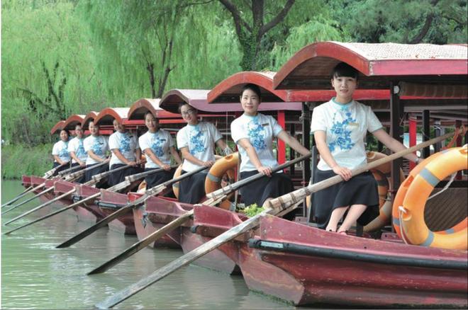 会唱戏会说英语的船娘“撑”起一个年入过亿的IPO(图2)