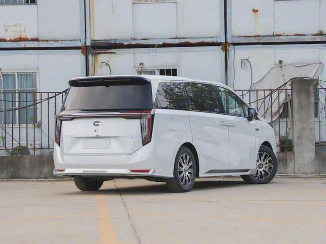 五菱星光730领衔4款MPV密集发布！还有超级豪车灵感竟来自狗狗(图5)