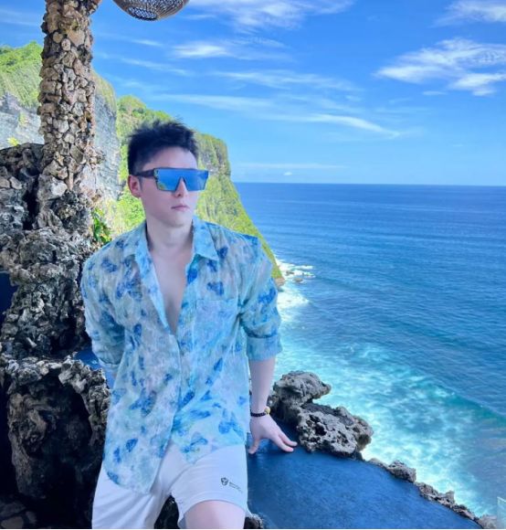 23岁男网红直播赶海被大哥看中带上豪华游艇次日肛肠科门口痛哭