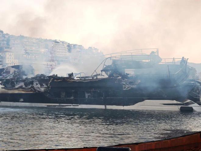 突发！希腊一码头发生火灾三艘游艇沉没(图1)