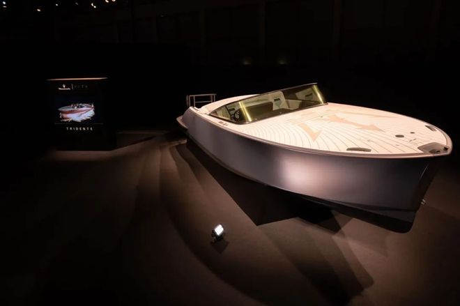 海上三叉戟！玛莎拉蒂重磅推出碳纤维全电动游艇(图3)
