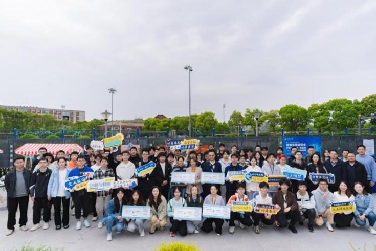 “七秩问天路 携手探九霄”第七届航空航天科技节游园会举行